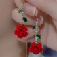 🌹 JETZT 50 % RABATT! 💎 Rote Rosen-Ohrstecker mit Kristallstiel – zartes Design, leicht und perfekt für romantische Anlässe oder den eleganten Alltag ✨