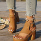 Sandalen mit breitem Absatz und Riemchen um den Knöchel
